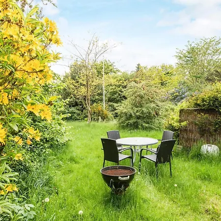 5 Person In Hojer-by Traum